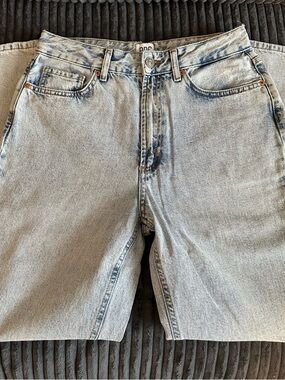 BDG Mom High Rise Light Blue Acid-Wash Jeans - Size 28 Petite - EUC - 80s Vibes